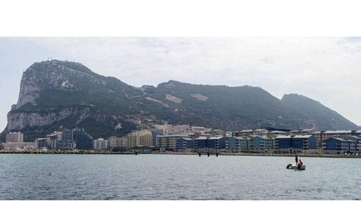 Vista de la bahía de Algeciras, con el peñón de Gibraltar al fondo.-Foto: AFP / MARCOS MORENO