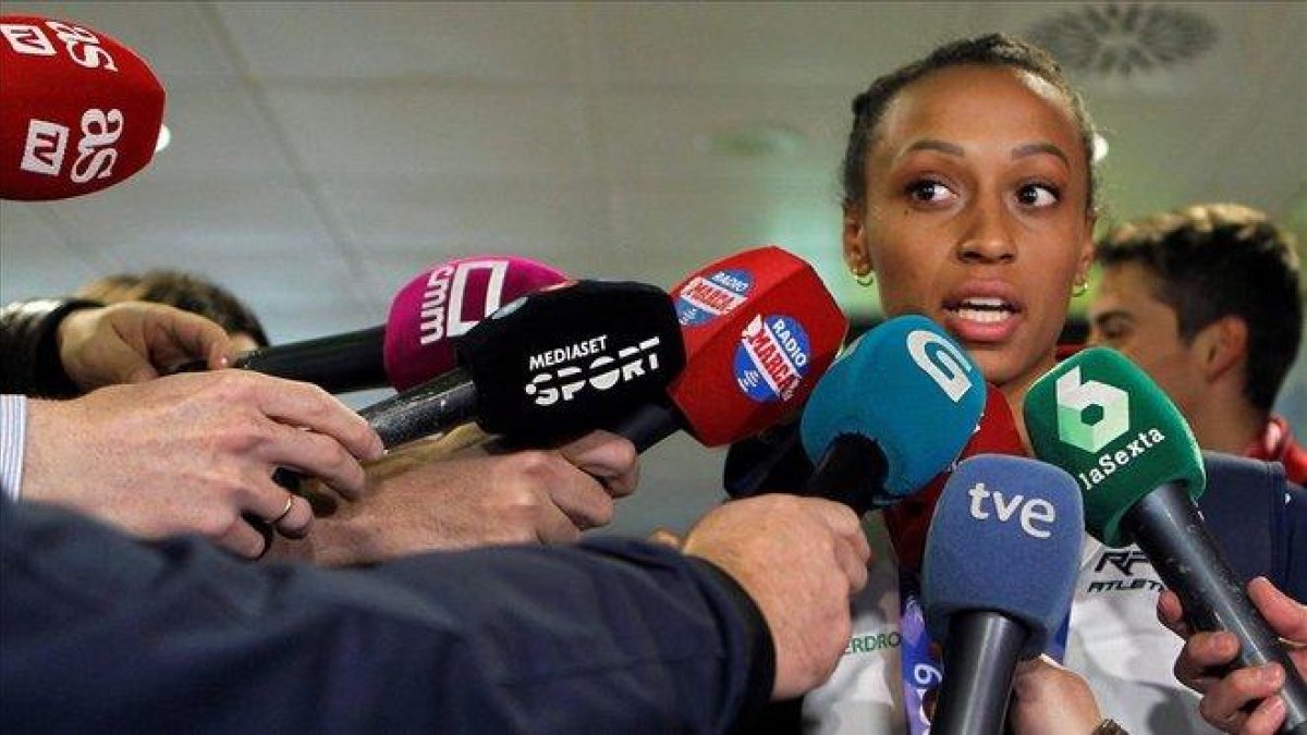 Ana Peleteiro, campeona de Europa de triple salto, atendiendo a la prensa a su llegada a Madrid, este lunes.-EFE / PAOLO AGUILAR