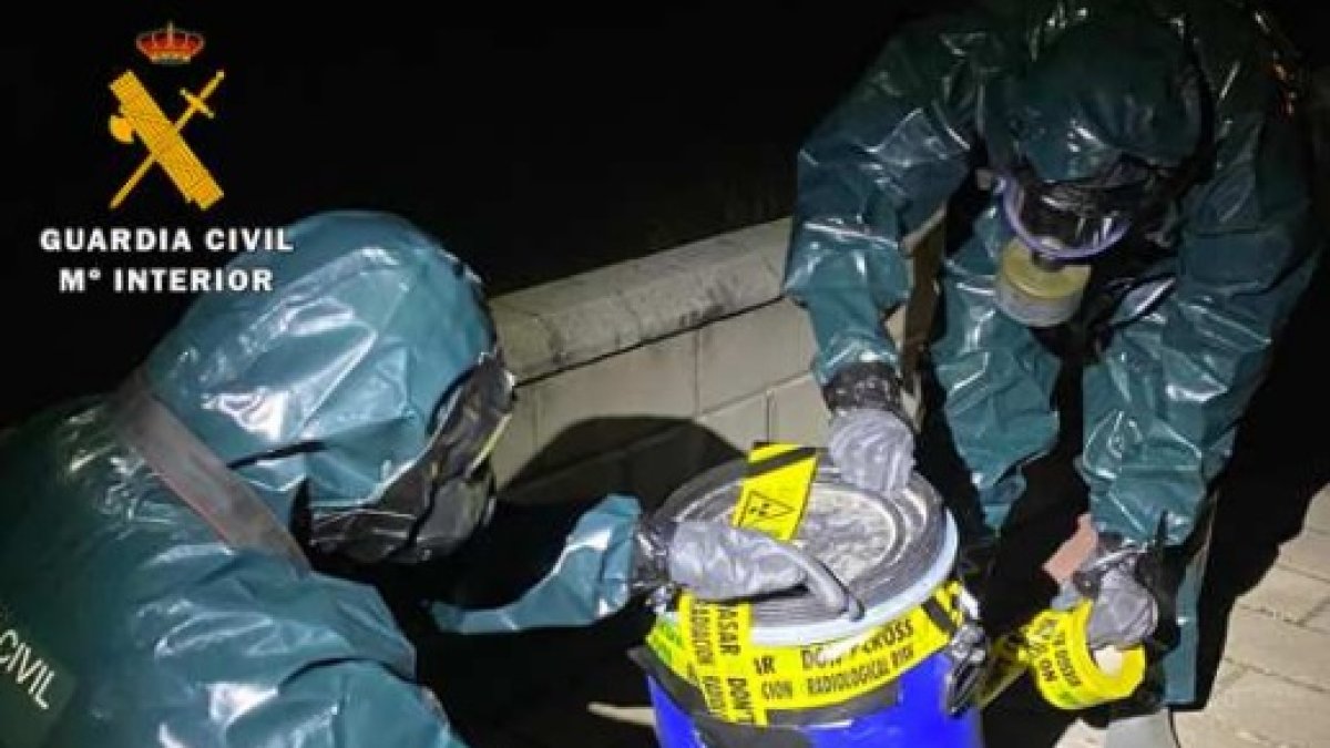 Imagen de los botes radioactivos localizados en Boecillo. E.M.