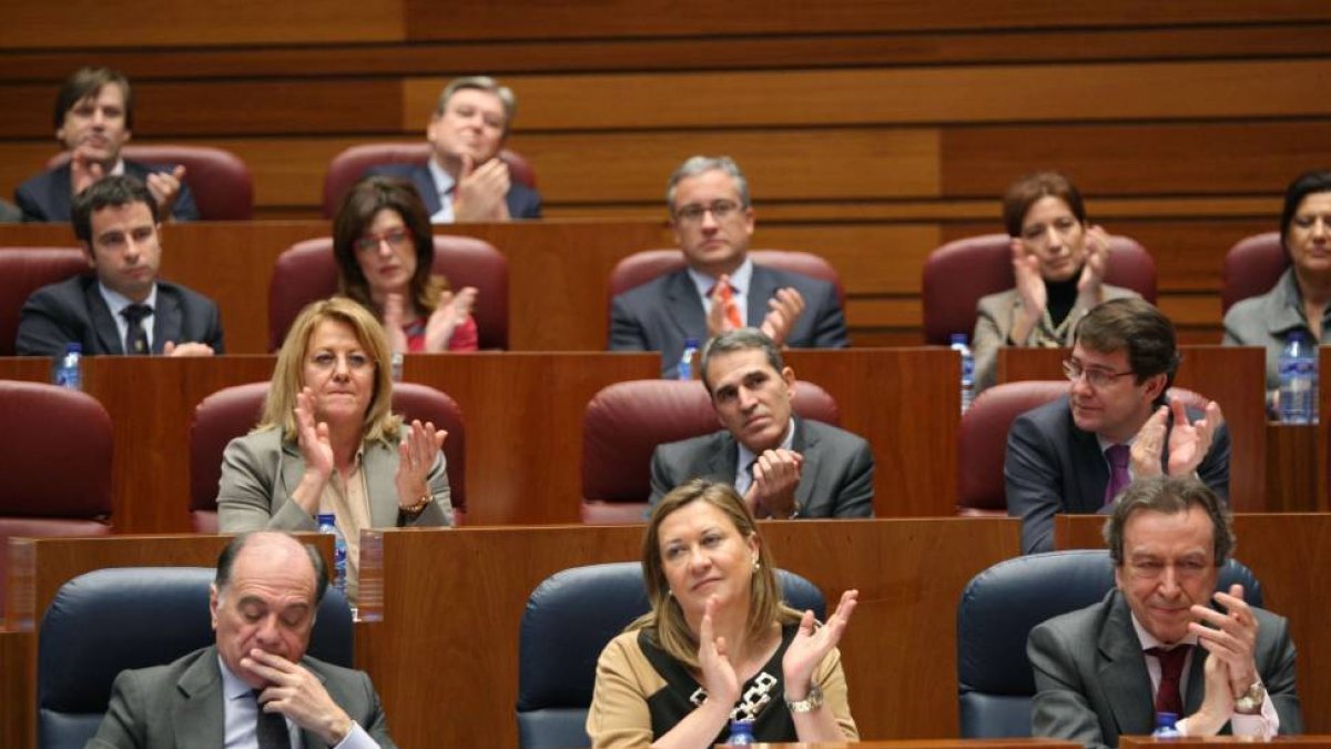 El Grupo Parlamentario Popular aplaude la intervención del portavoz de su grupo en el debate de totalidad del proyecto de Ley de Presupuestos Generales de la Comunidad para 2015-Ical