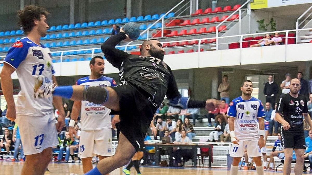 Lorasque se dispone a lanzar desde los seis metros.-Photo-deporte