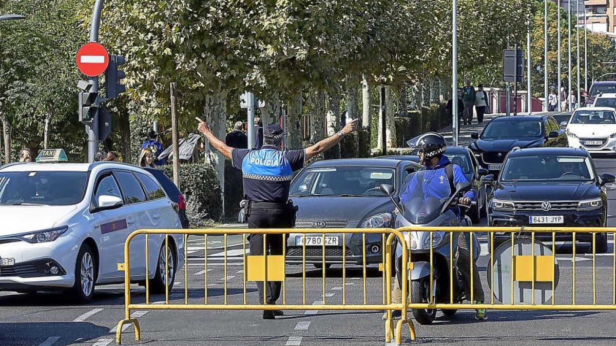 Un agente de la Policía Municipal controla el acceso a la zona centro en el Día Sin Coche.-PABLO REQUEJO