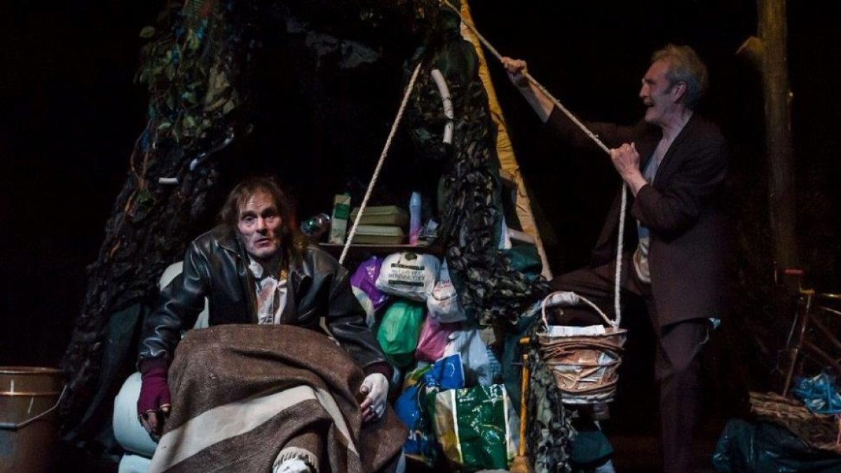 Teatro Corsario en una escena de ‘El patio’ que presenará el jardín romántico de la casa de Zorrilla los días 24 y 26 de mayo.-T,C.