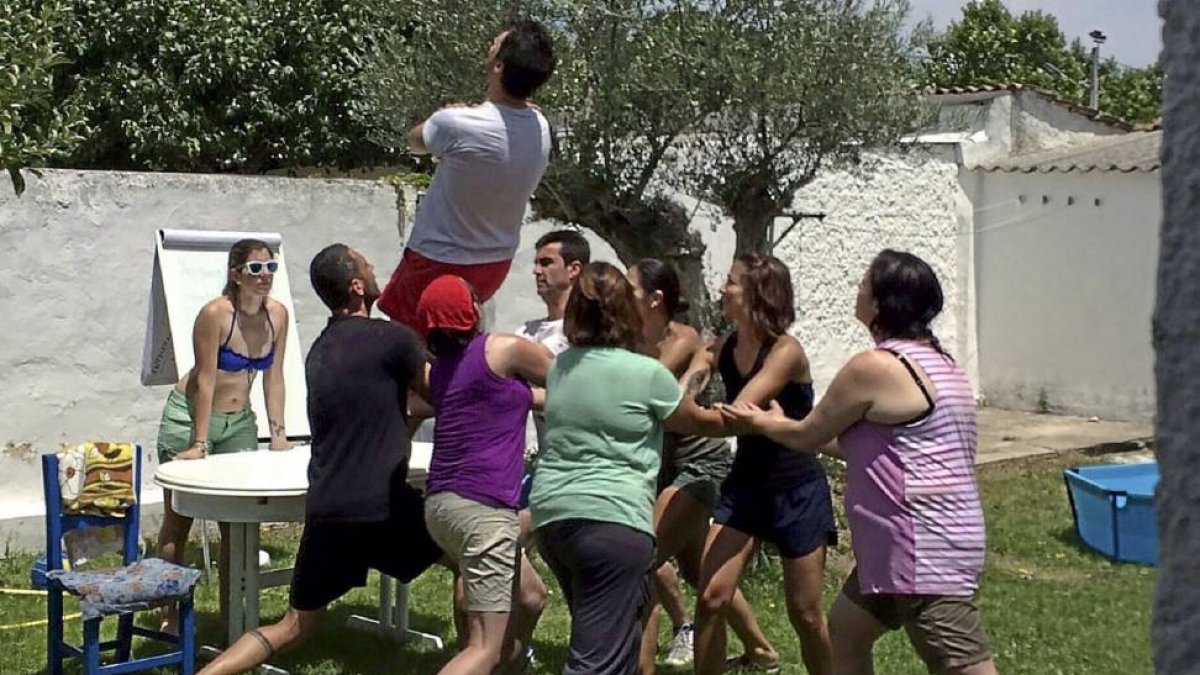 Una de las dinámicas del módulo de trabajo en equipo, en la que los alumnos aprenden a confiar en otros.-E.M