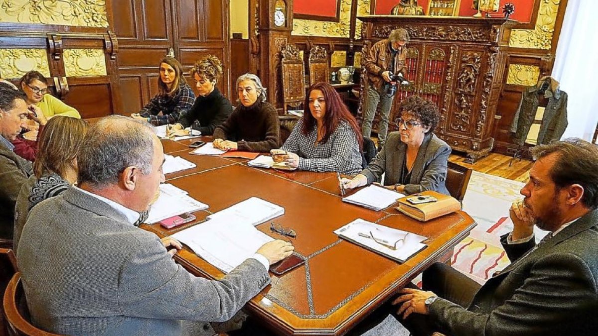 Reunión de la Consejo del Diálogo Social celebrada ayer en Alcaldía entre los sindicatos, la patronal y el Ayuntamiento.-E. M.