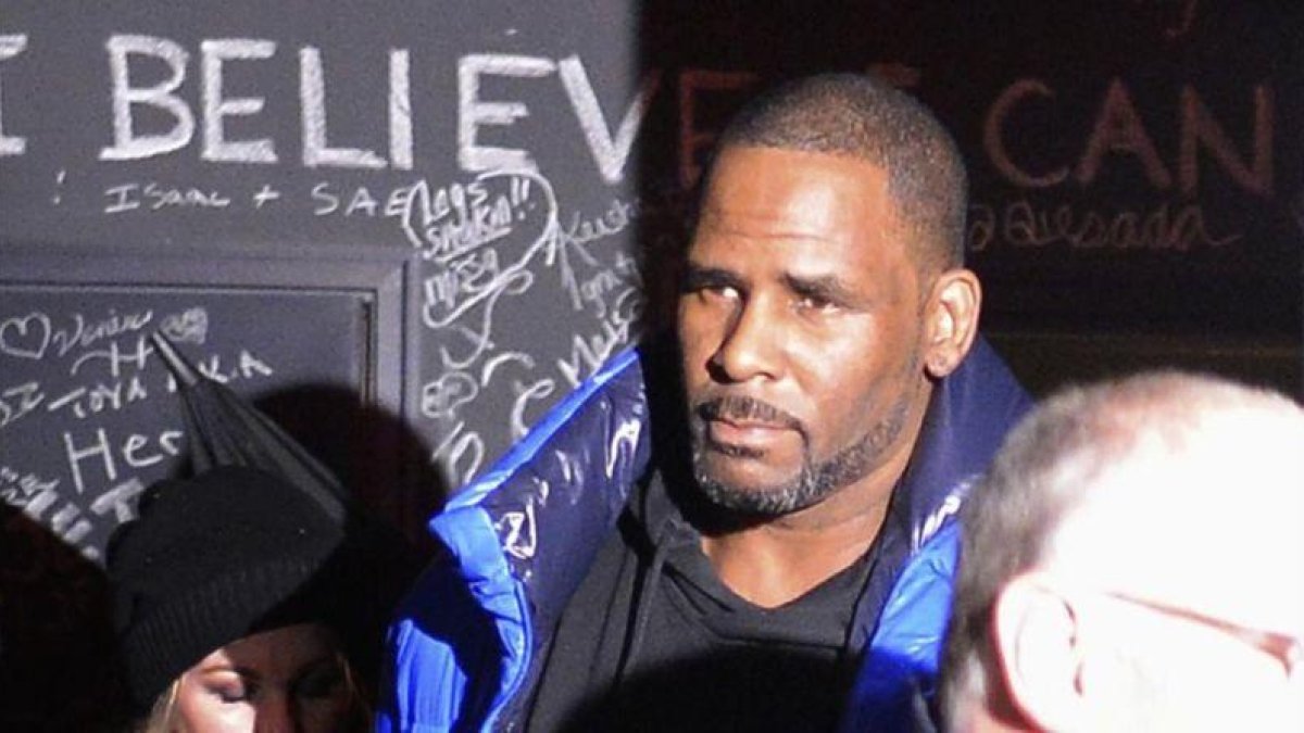 R. Kelly, en el momento en que abandona su estudio en Chicago para entregarse a la policía.-AP