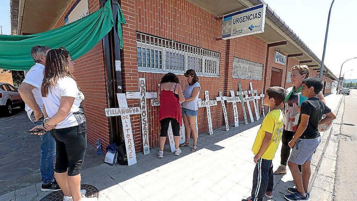 Imagen de la protesta de los vecinos de Barruelo de Santullán a la puerta del centro de Aguilar de Campoo.-ICAL