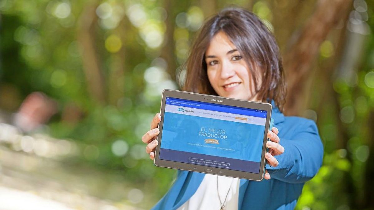 La emprendedora Lourdes Yagüe muestra Hello Translator en el Campo Grande de Valladolid.-PHOTOGENIC