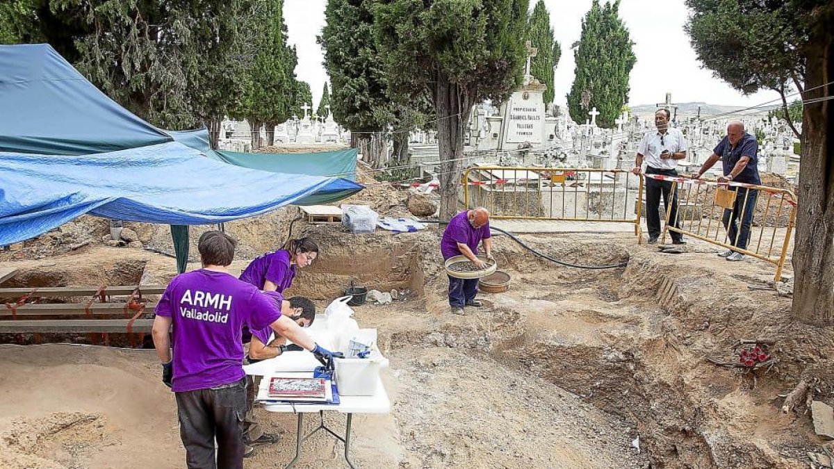 Miembros de la asociación participan en los trabajos durante el verano pasado.-ICAL