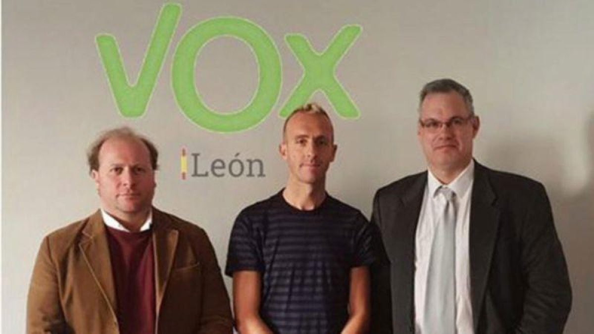 Sergio Sánchez, en el centro, junto a dirigentes de Vox, en León.-EL PERIÓDICO