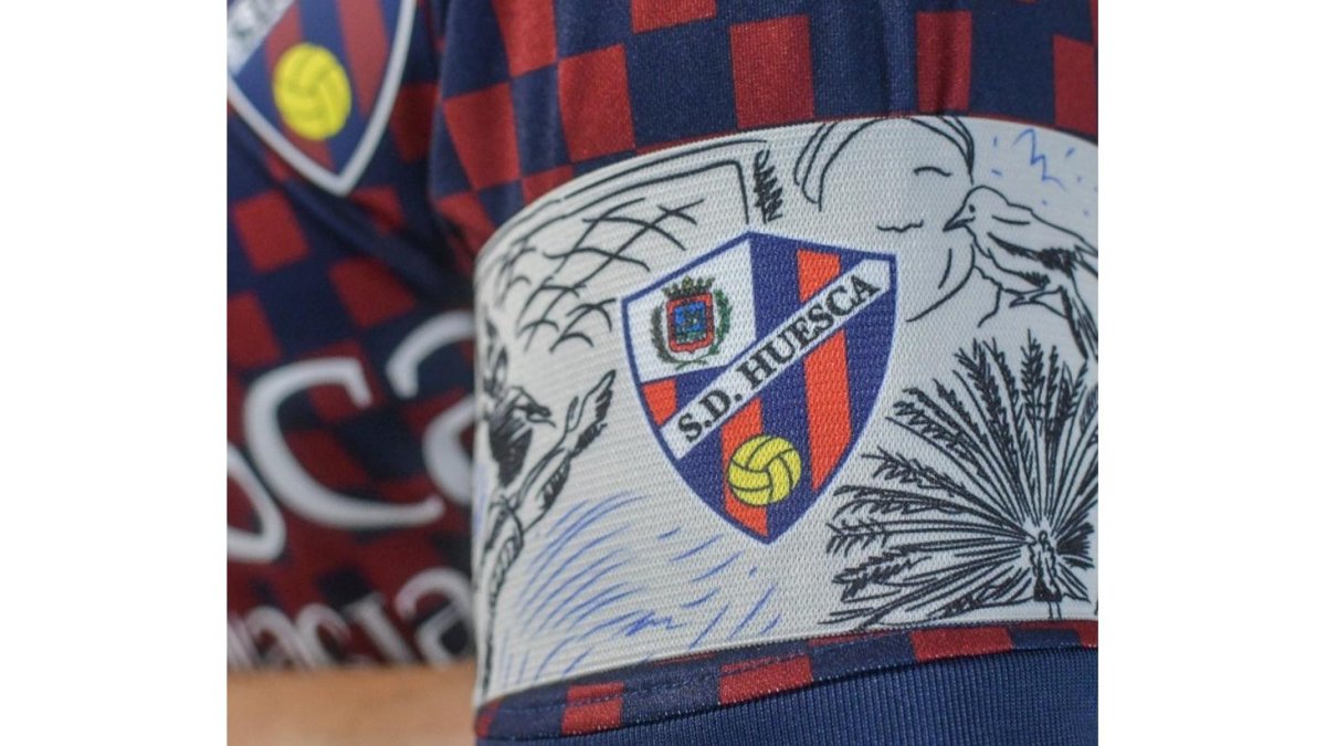 Brazalete que el Huesca lucirá en Zorrilla. SDHUESCA