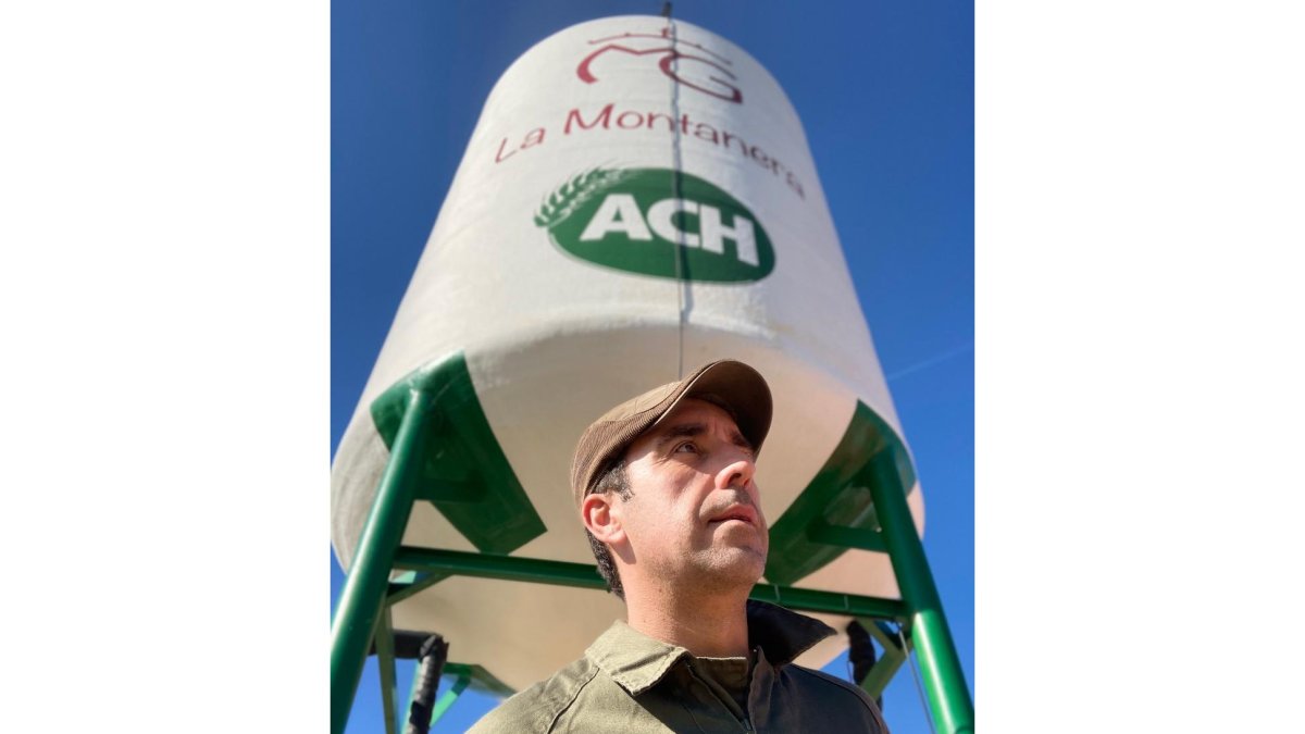 Carlos Medina en su granja burgalesa bautizada como La Montanera. / L. V.