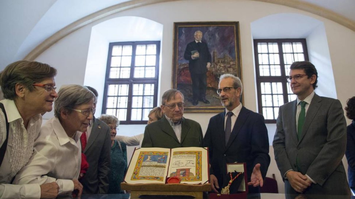 Varios nietos del escritor junto al alcalde de la ciudad, Alfonso Fernández Mañueco (D) y al rector Daniel Hernandez Ruiperez (2D)-Ical
