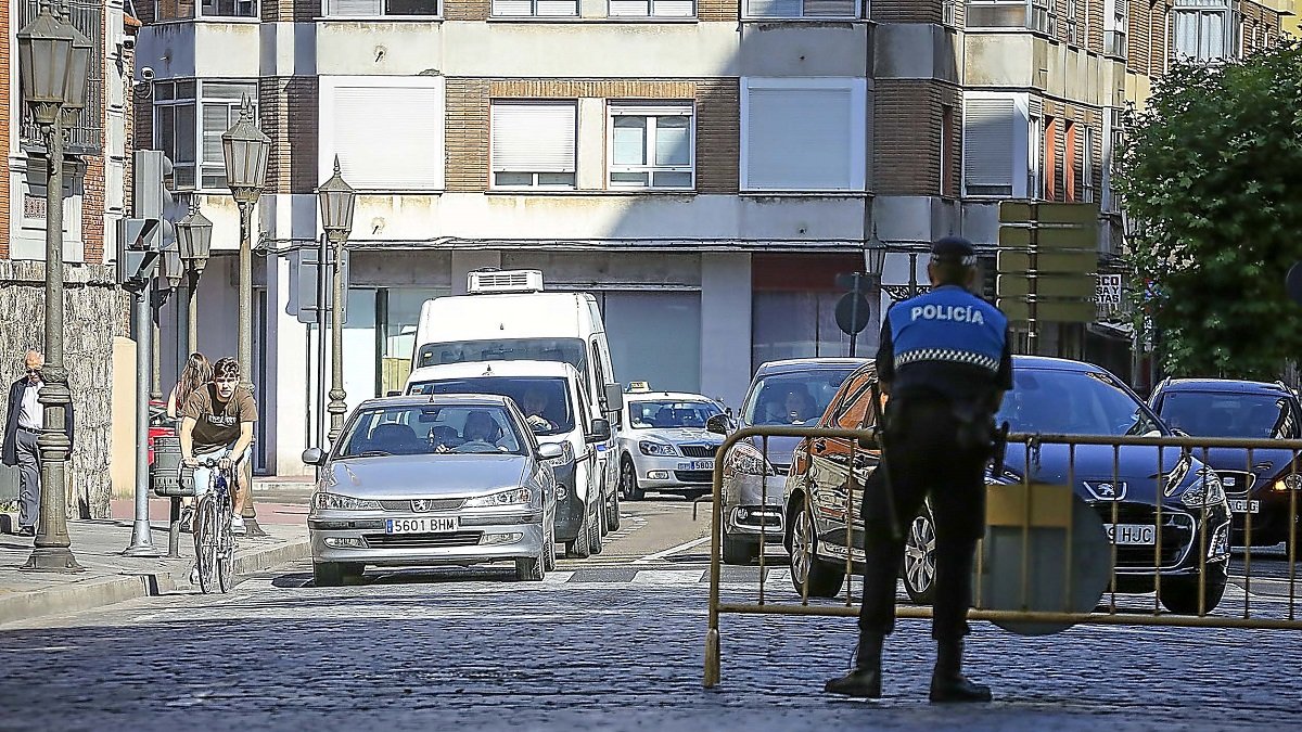 Un policía controla el tráfico tras las restricciones por un episodio de contaminación. - PHOTOGENIC