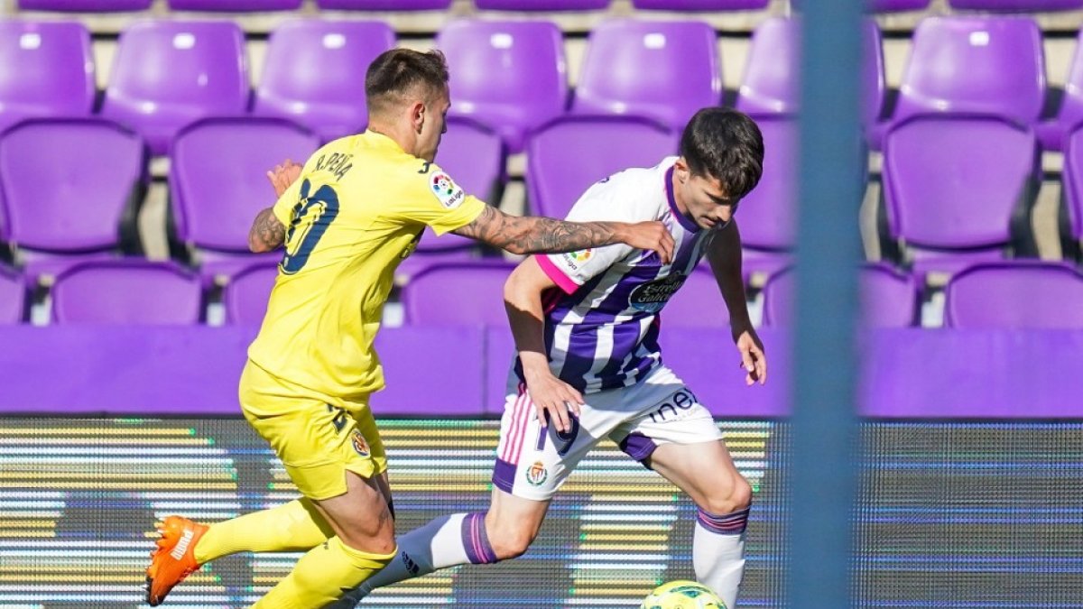 Toni Villa encara a Rubén Peña en el último duelo entre ambos equipos en 2021. / RV