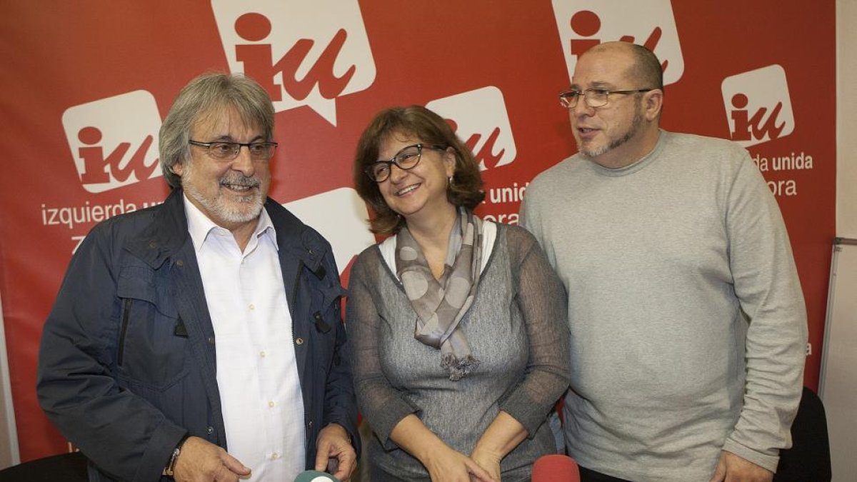 El coordinador de IUCyL, José María González, la eurodiputada de IU, Paloma López y el candidato al congreso, Carlos Hernáez, ofrecen una rueda de prensa sobre el nuevo modelo productivo de IU-Ical
