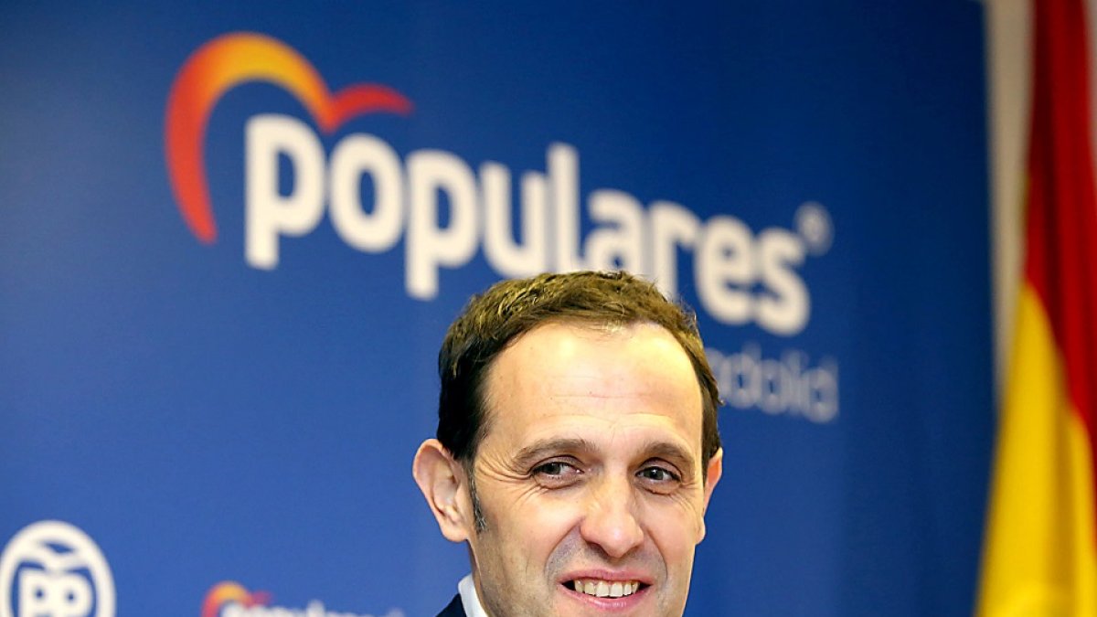 Conrado Íscar presenta su candidatura a la presidencia provincial del PP, ayer en la sede de Alcalleres. ICAL