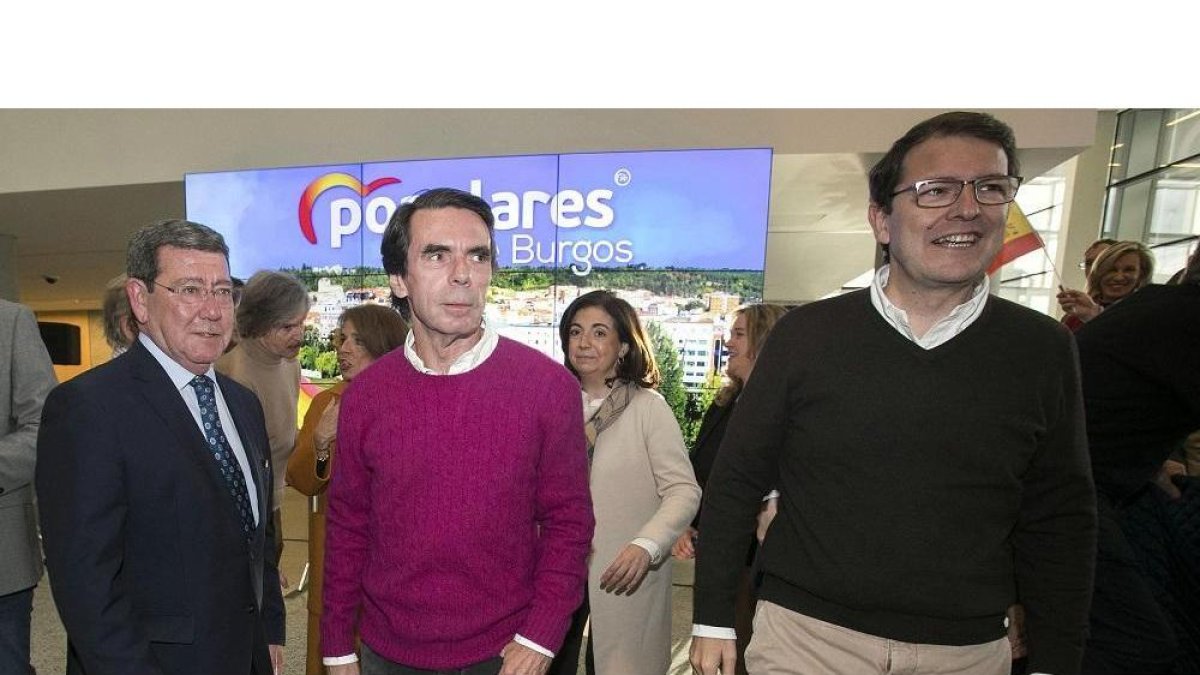 El presidente provincial del PP,César Rico, José María Aznar y Alfonso Fernández Mañueco, ayer en Burgos.-ISRAEL L. MURILLO