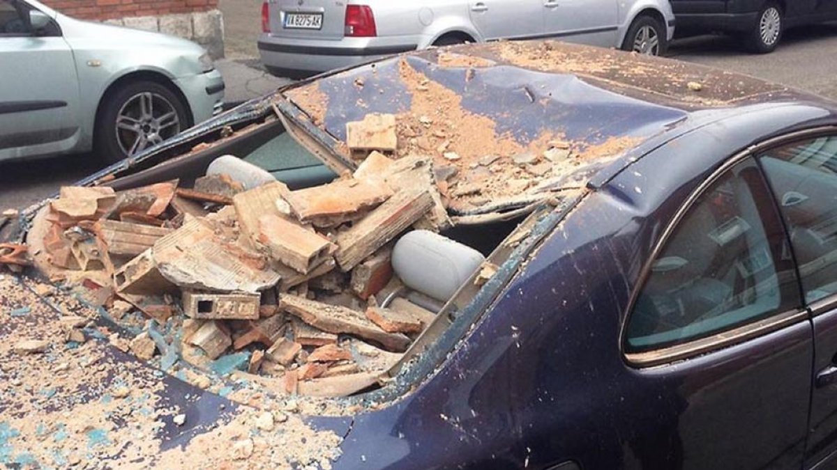 Cascotes de una chimenea de la calle Papagayo  sobre un coche I.-EM