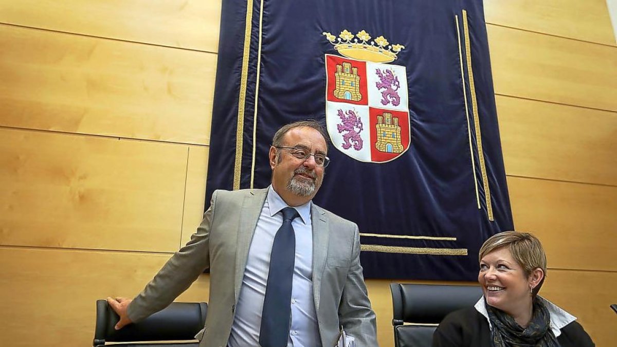 Fernando Rey, a su llegada a la Comisión de Hacienda.-ICAL