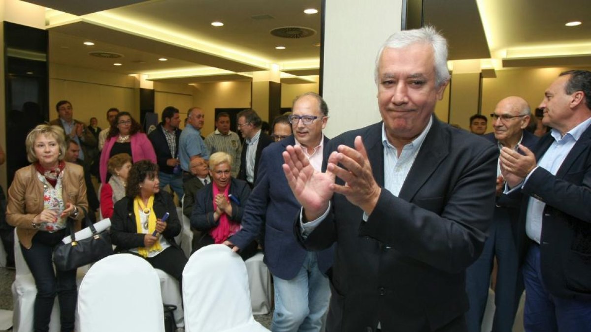 El vicesecretario nacional para asuntos territoriales del Partido Popular, Javier Arenas, a su llegada al encuentro con cargos y simpatizantes del partido en Ponferrada.-ICAL