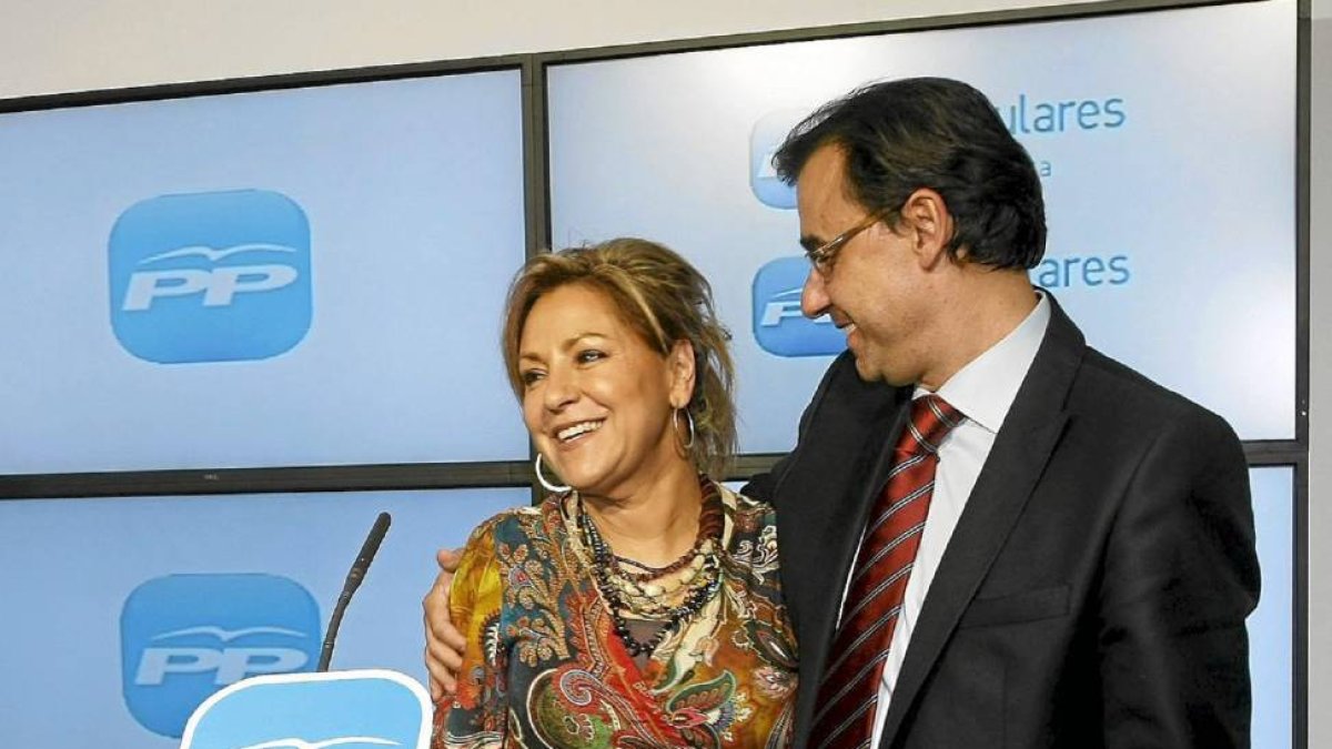 Martínez Maillo abraza a Valdeón el día que fue designada como candidata a la Alcaldía de Zamora en 2011-Ical