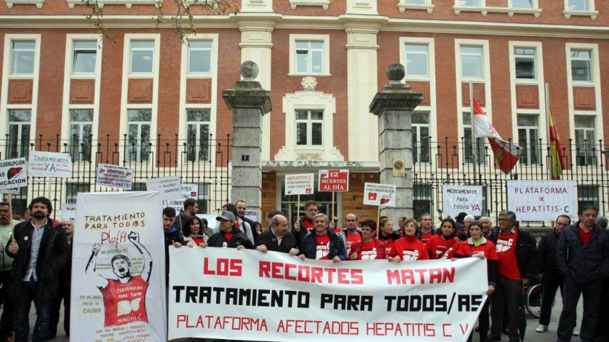 Representantes de plataformas de Afectados por la Hepatitis C se concentran en la consejería de Sanidad-Ical