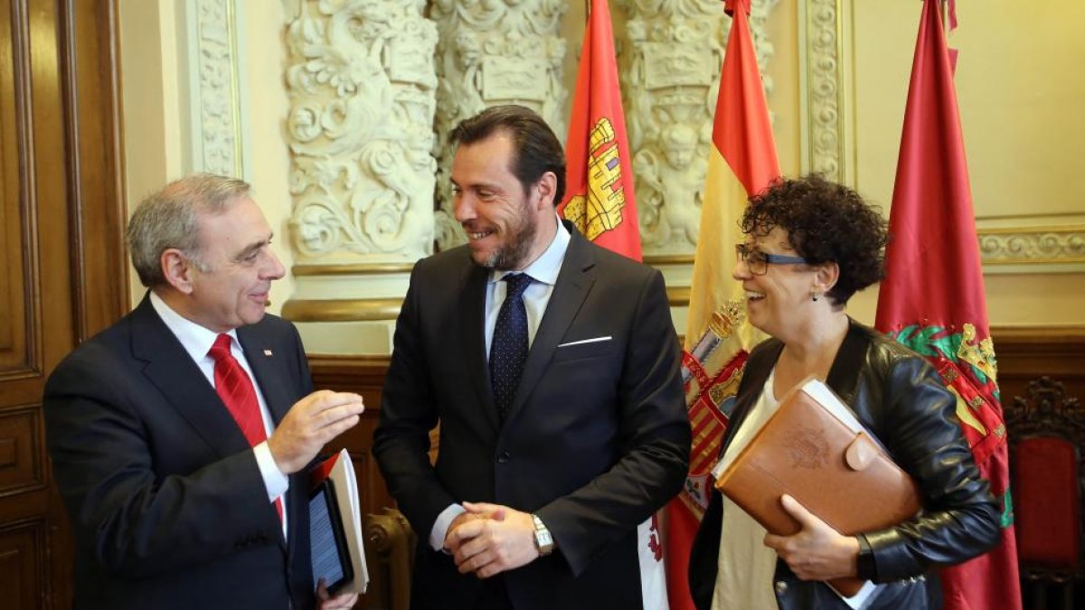 El alcalde de Valladolid, Óscar Puente, la concejala de Servicios Sociales, Rafaela Romero, y el delegado especial de Cruz Roja en Valladolid, José Ignacio de Luis Páez, ofrecen información sobre la acogida de una familia de refugiados sirios en Valladoli-ICAL