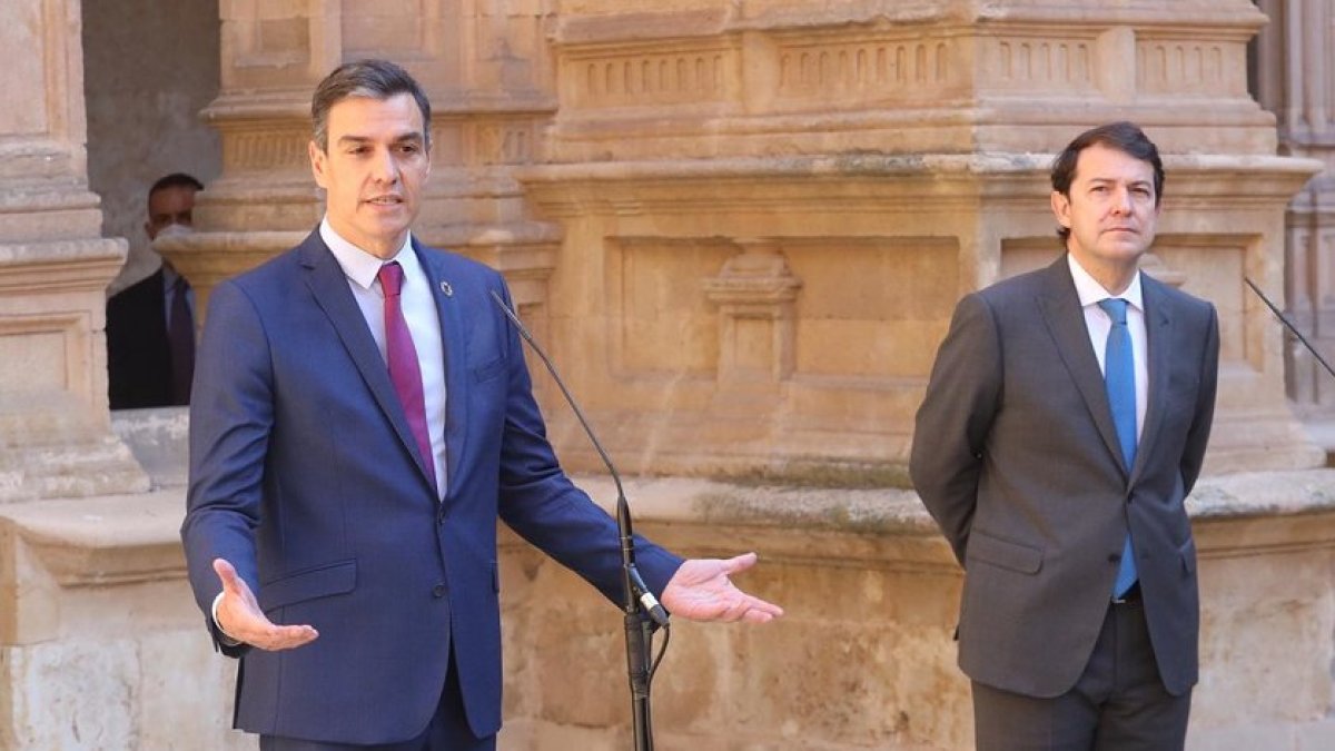 El presidente del Gobierno, Pedro Sánchez, y el presidente de la Junta, Alfonso Fernández Mañueco. Imagen de archivo. ICAL