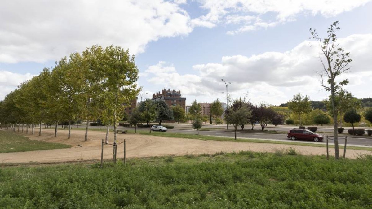 Lugar donde se construirá la pasarela que unirá el parque de Las Contiendas con el barrio Villa del Prado-M. A. SANTOS