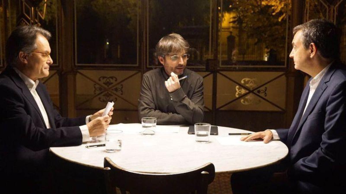 Jordi Évole en el programa Salvados, con Artur Mas y José Luis Rodríguez Zapatero.-SALVADOS