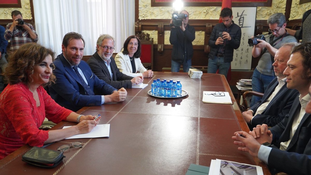 La ministra María Jesús Montero, Óscar Puente y Manuel Saravia frente a Mariam Bocek y Andy Palmer, en la reunión del Ayuntamiento de Valladolid.-E. M.