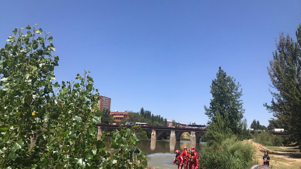 Los bomberos de Valladolid en el momento del rescate.- E. M.