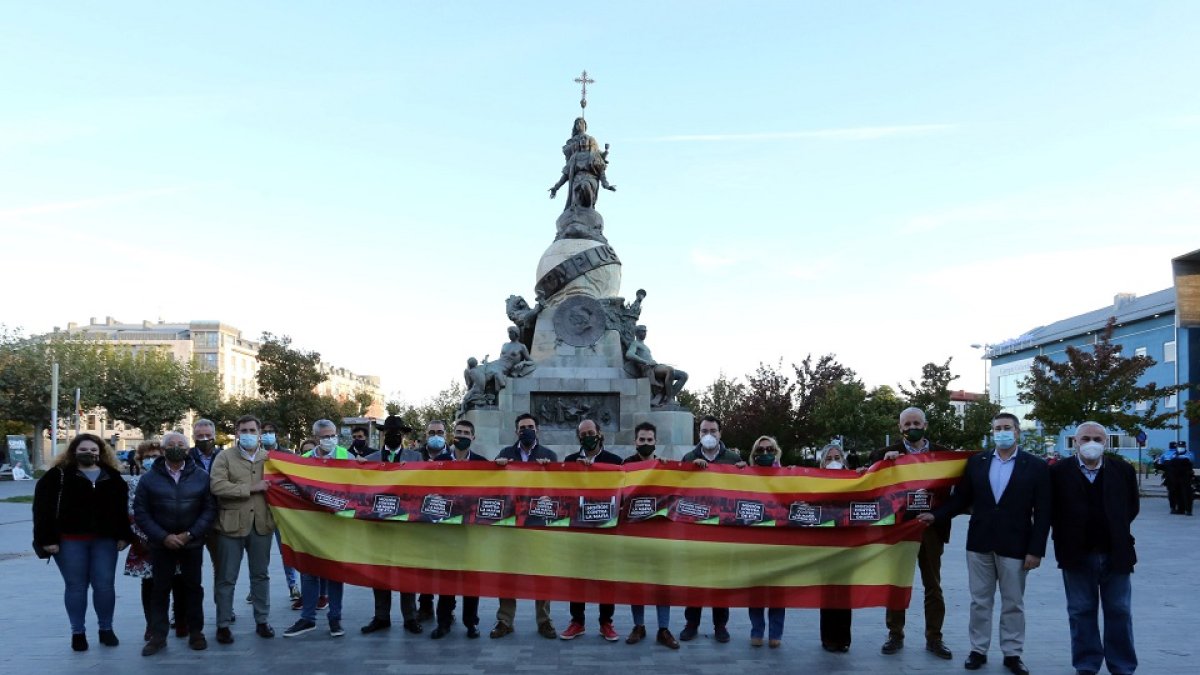 Una veintena de personas se congrega junto al monumento a Colón en Valladolid para evitar actos vandálicos por el Día de la Hispanidad en 2021.- E. M.