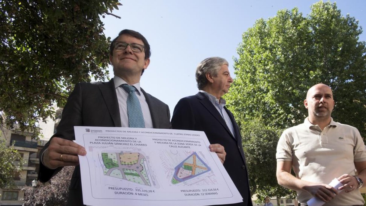 El alcalde de Salamanca, Alfonso Fernández Mañueco, muestra el proyecto de mejora de la plaza Julián Sánchez el Charro.-ICAL