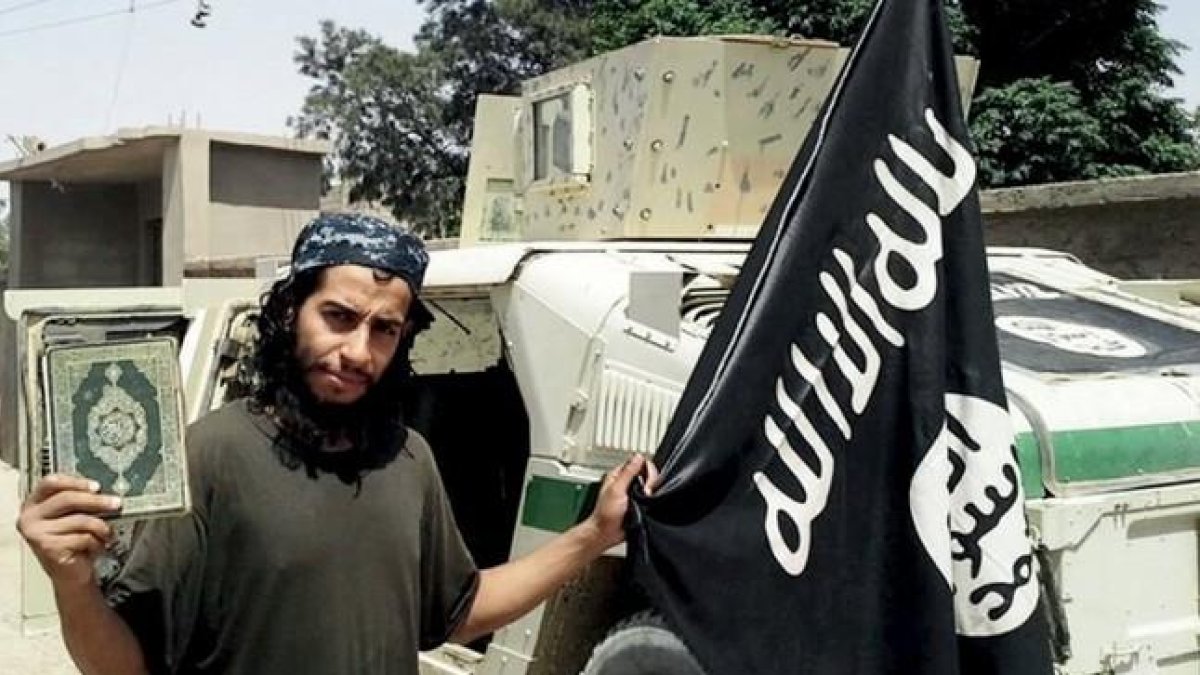Abdelhamid Abaaoud en una foto publicada por Dabiq, la revista del Estado Islámico.-REUTERS