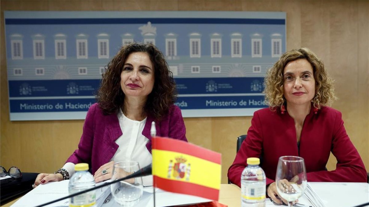 La ministra de Hacienda, María Jesús Montero (izq), junto con la ministra de Política Territorial y Función Pública, Meritxell Batet.-MARISCAL (EFE)
