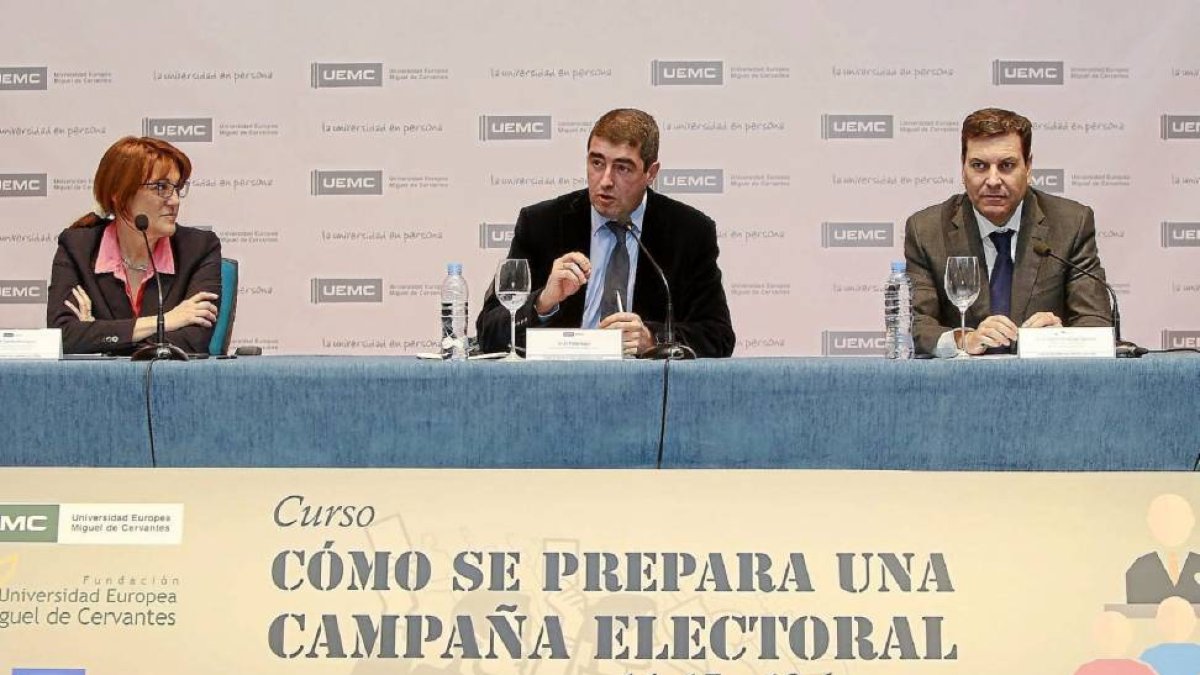 Soraya Rodríguez, Pablo R. Lago y Carlos Fernández Carriedo, durante la charla coloquio en la UEMC-J. M. LOSTAU