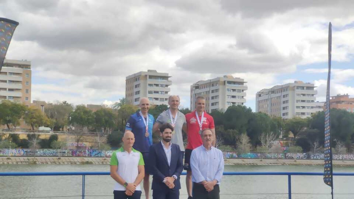 González, en el centro del podio, con el Guadalquivir al fondo. / E. M.