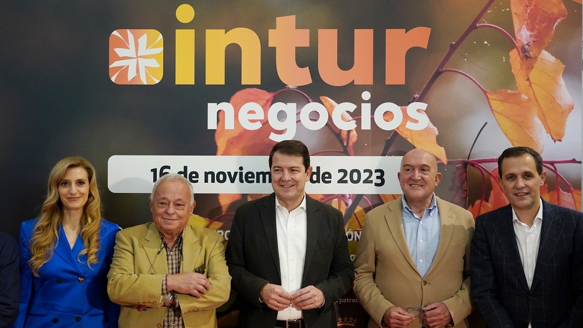 El presidente de la Junta, Alfonso Fernández Mañueco, presenta la campaña turística Otoño-Invierno de Castilla y León, en el marco de la celebración de Intur Negocios.- ICAL