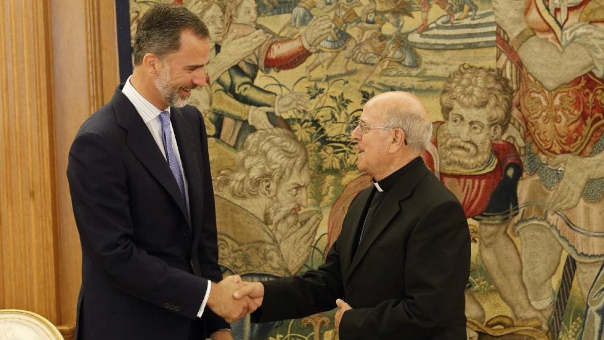 El rey Felipe VI recibe a Ricardo Blázquez, cardenal arzobispo de Valladolid y presidente de la Conferencia Episcopal.-ICAL
