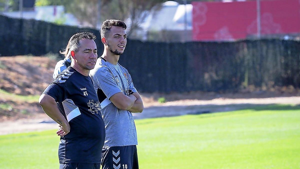 Óscar Plano junto al utilero Justo Camacho, durante el entrenamiento de ayer del Real Valladolid.-MIGUEL ÁNGEL SANTOS