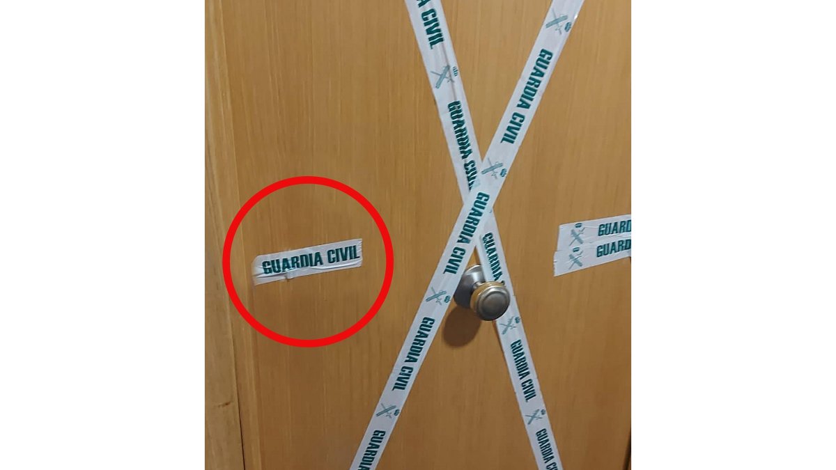 Agujero en la puerta de la vivienda tras el tercer tiro efectuado por 'El Chiqui'. - E. M.