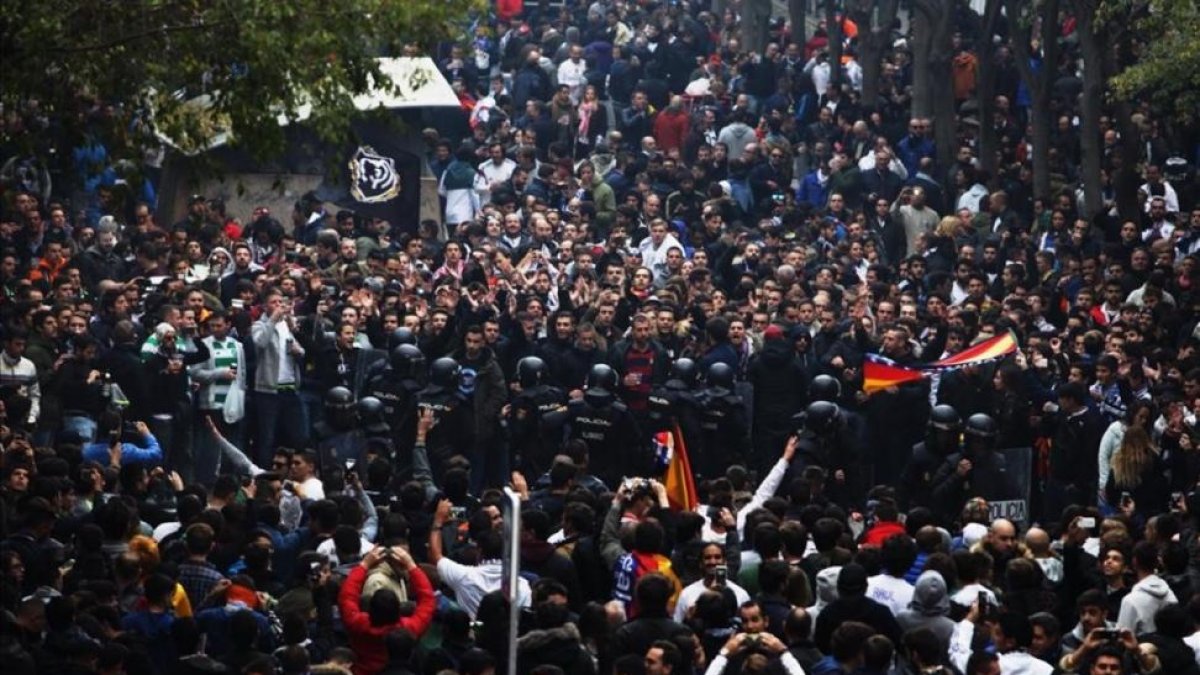 Aficionados del Madrid esperan la llegada del equipo antes de un encuentro en el Bernabéu.-AGUSTÍN CATALÁN