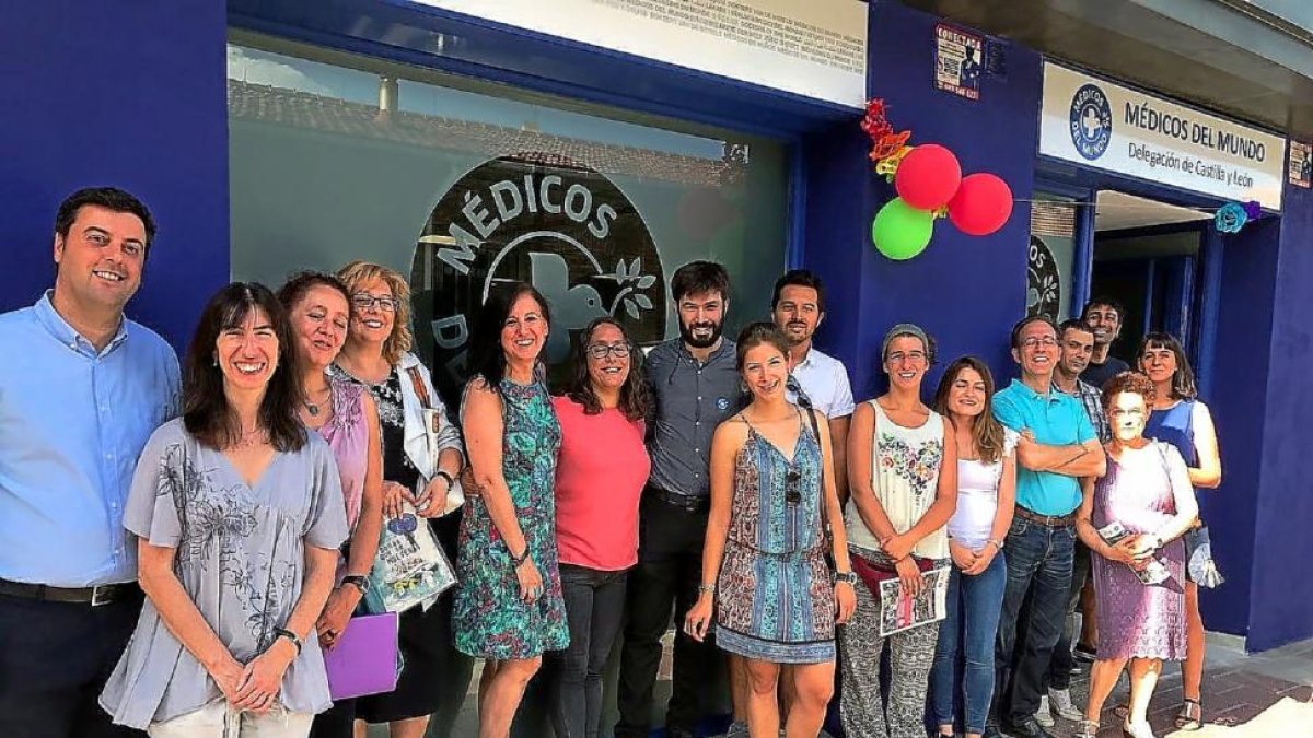Miembros de la organización y voluntarios en la inauguración de la nueva sede en el barrio de Delicias.-MÉDICOS DEL MUNDO
