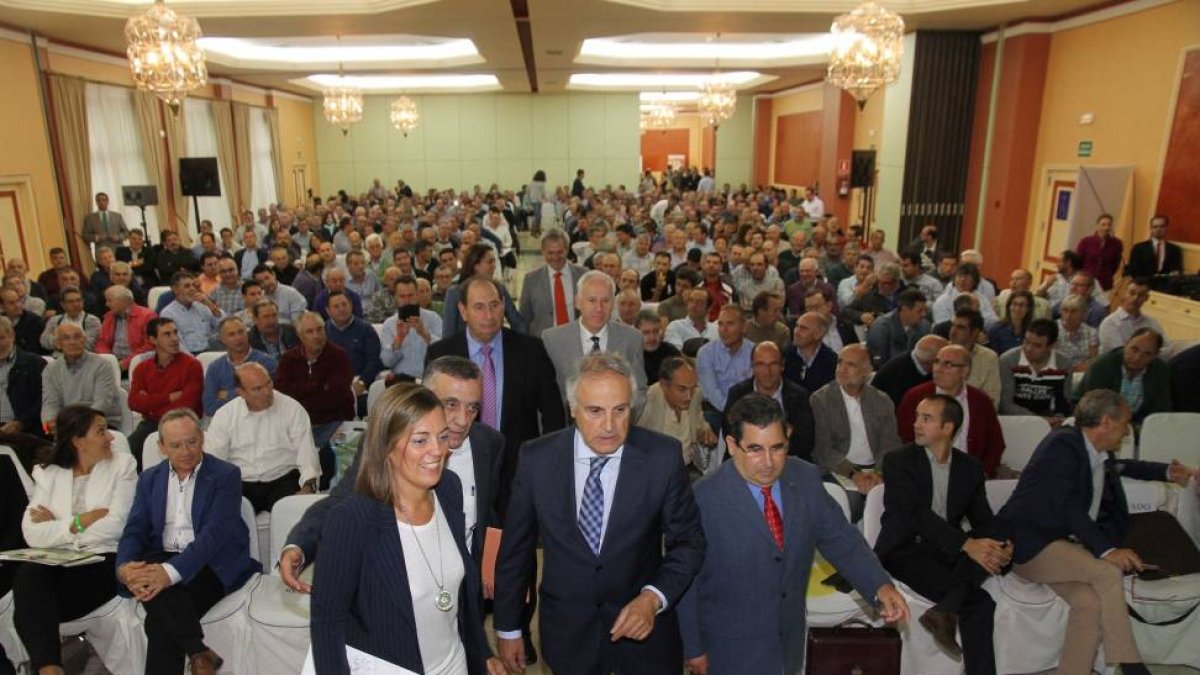 La consejera de Agricultura y Agricultura, Milagros Marcos (C), acompañada del director de la revista Tierras, Fernando de Paz, del gerente de Agropal, César Reales, del presidente de Agropal, Lucas Ferreras ,en la inauguración del Congreso de Agropal ‘Fu-ICAL