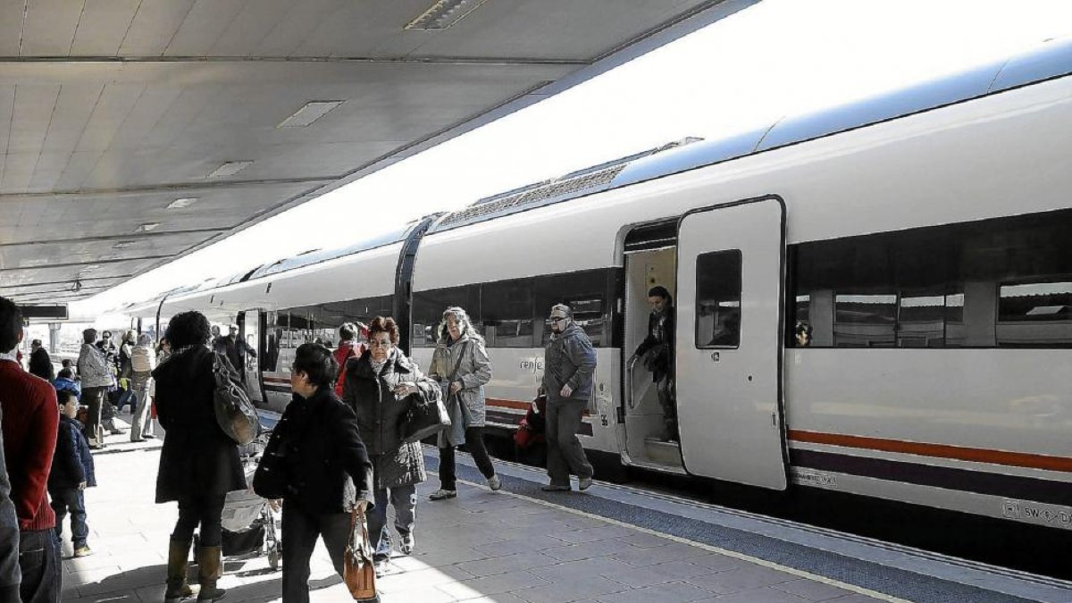 Varios pasajeros se apean de un tren, en una imagen de archivo.-E. M.