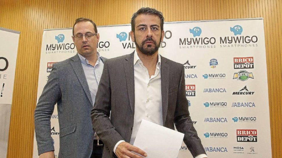 El presidente del CB Valladolid Sunil Bhardwaj acompañado por Juan Vela, presidente de la Fundación.-Pablo Requejo