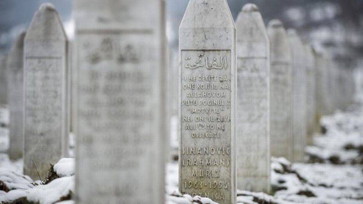 Tumba de Muriz Sinanovic (1963-1995), uno de los 8.000 musulmanes asesinados en Srebrenica, en el cementerio-memorial de Potocari, en las afueras de Srebrenica, el 7 de marzo.-Foto: AP / SULEJMAN OMERBASIC