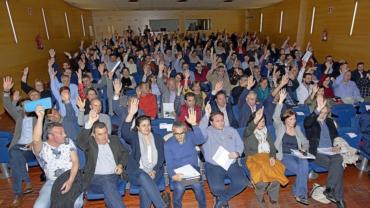 Los alcaldes de los municipios de la Mancomunidad durante la reunión de ayer en la que se aprobaron los estatutos.-J.M. LOSTAU